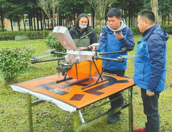 让“无人”配送火起来 加速抢滩“新赛道”